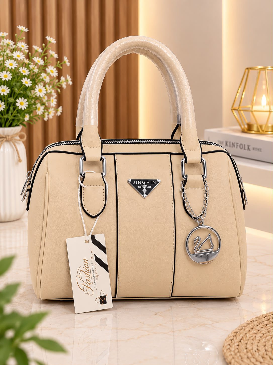 Elegant Women's Handbag with Stylish Design - Image 5