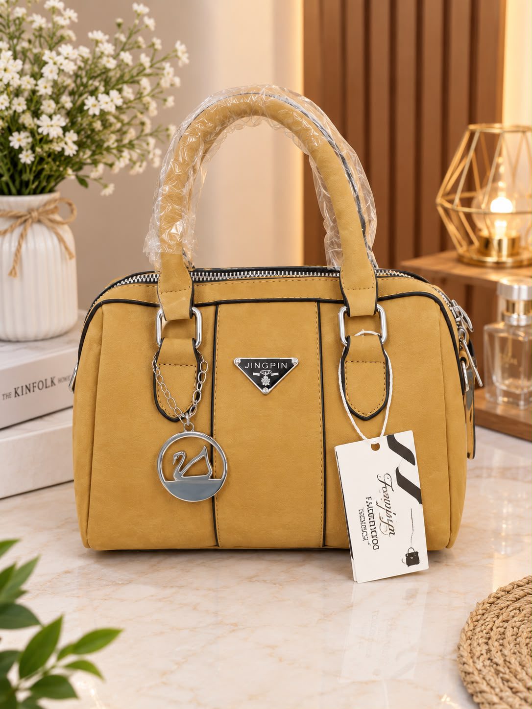 Elegant Women's Handbag with Stylish Design - Image 3